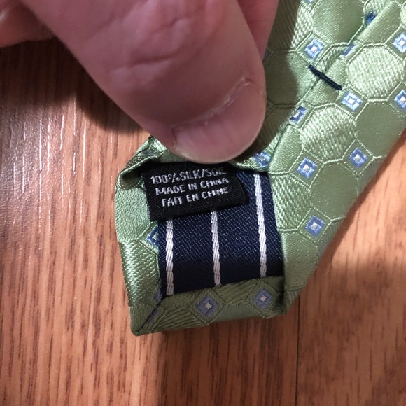 IZOD Tie Green/Pattern 100% Silk EUC - Picture 5 of 5
